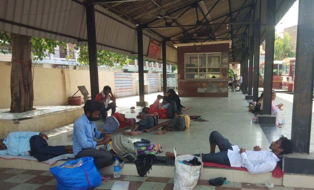 रोडवेज में बस के लिए भटकते यात्री। रोडवेज में बस के लिए भटकते यात्री।