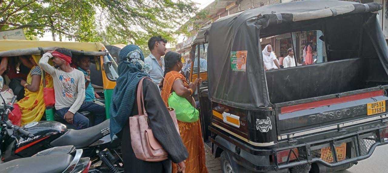 रोडवेज में बस के लिए भटकते यात्री। रोडवेज में बस के लिए भटकते यात्री।