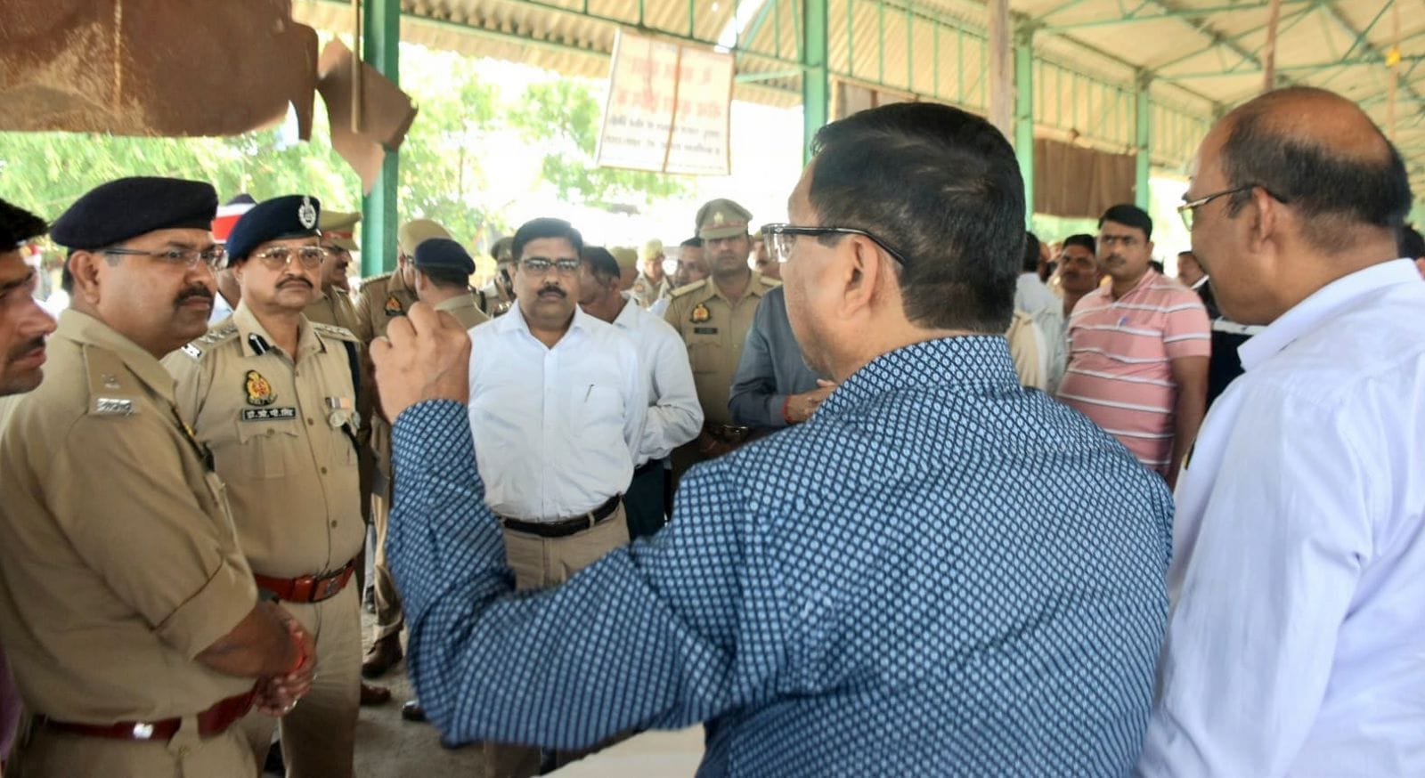 10बीडीएन40- मंडी समिति से मतदान सामग्री लेकर रवाना होती पोलिंग पार्टी। संवाद
