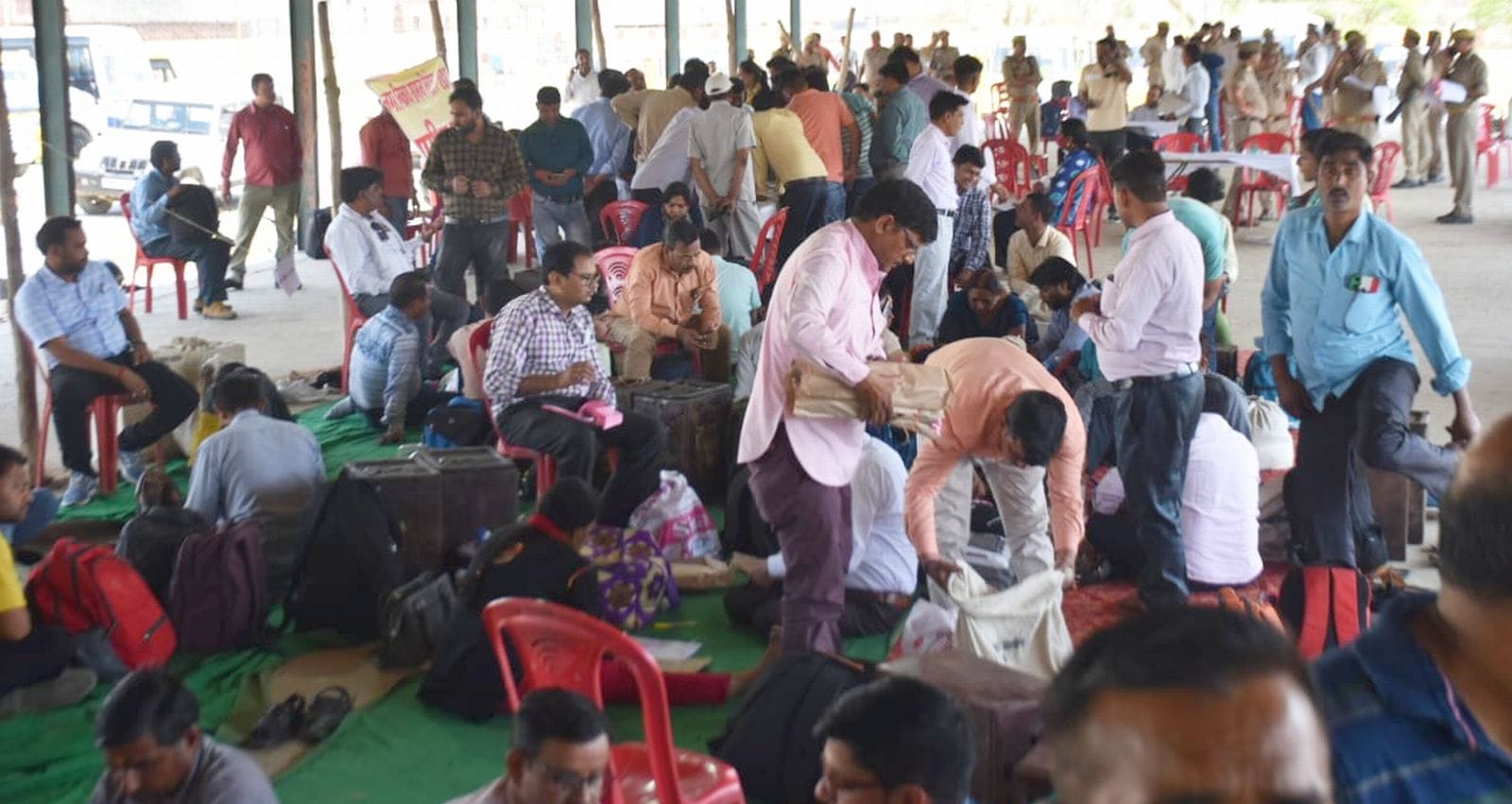 10बीडीएन40- मंडी समिति से मतदान सामग्री लेकर रवाना होती पोलिंग पार्टी। संवाद