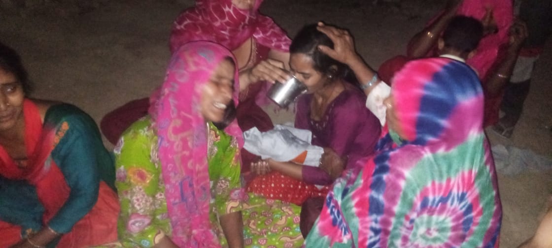 कांधला  क्षेत्र के गांव  मखमूलपुर में   घटना की जानकारी लेने पहुचे  एसपी अभिषेक झा