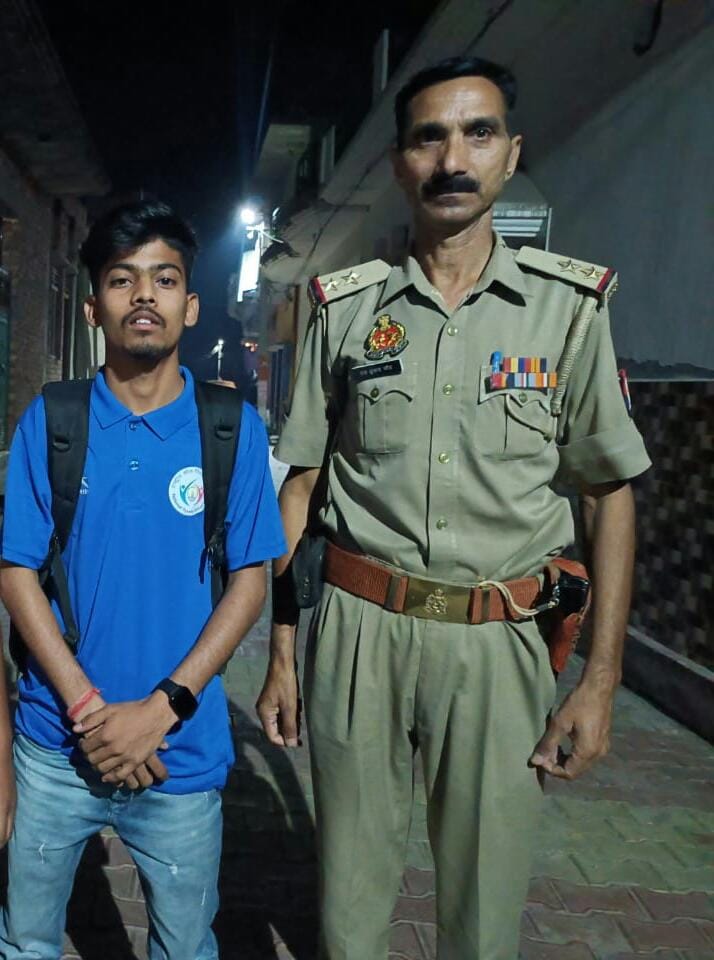 दिल्ली एयरपोर्ट पर मणिपुर से लौटा छात्र  अपने अन्य साथियों के साथ