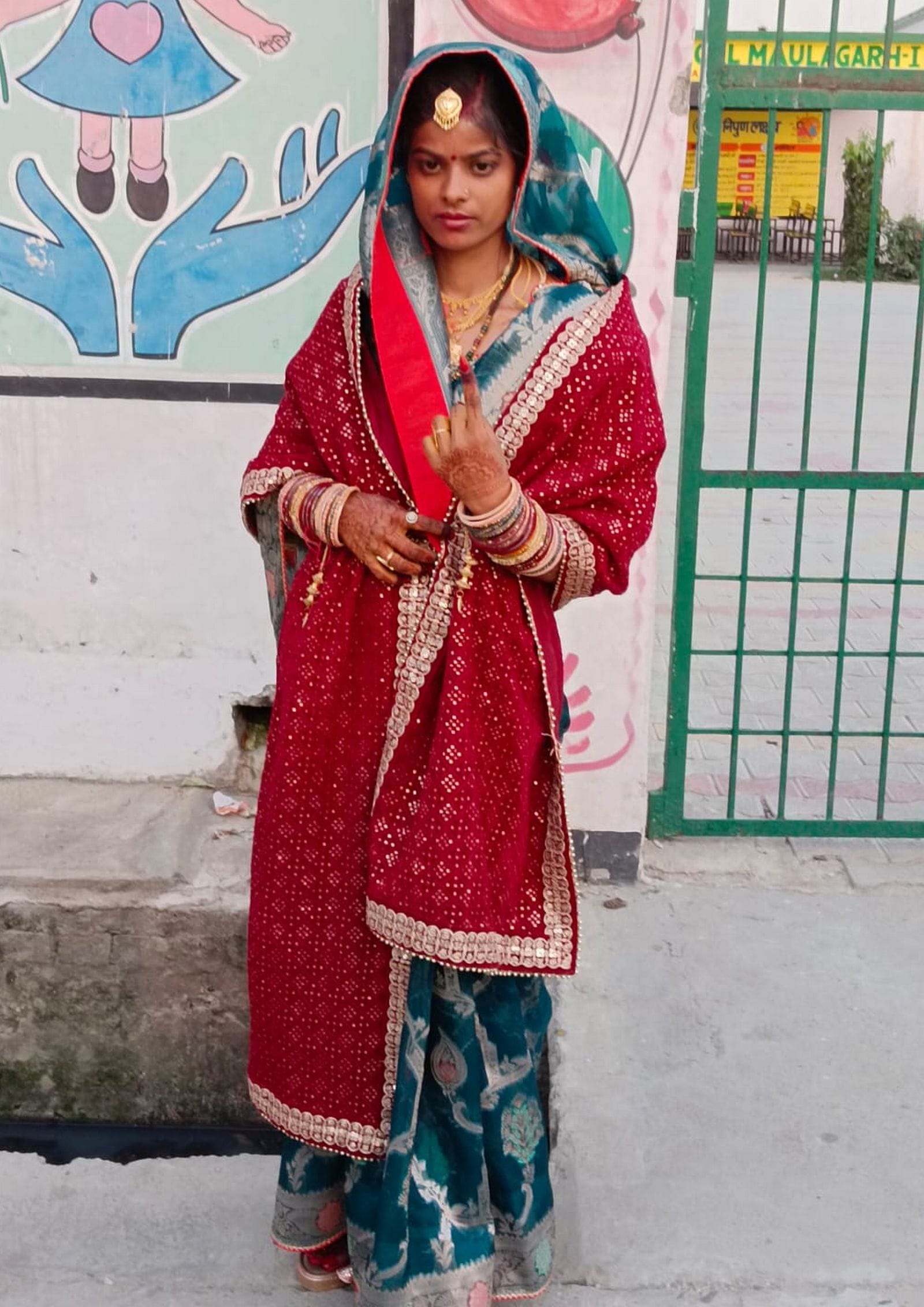 11बीडीएन61-वोट डालने के बाद निशान दिखाते आदित्य मिश्रा साथ में उनके पिता अनिल मिश्रा। संवाद