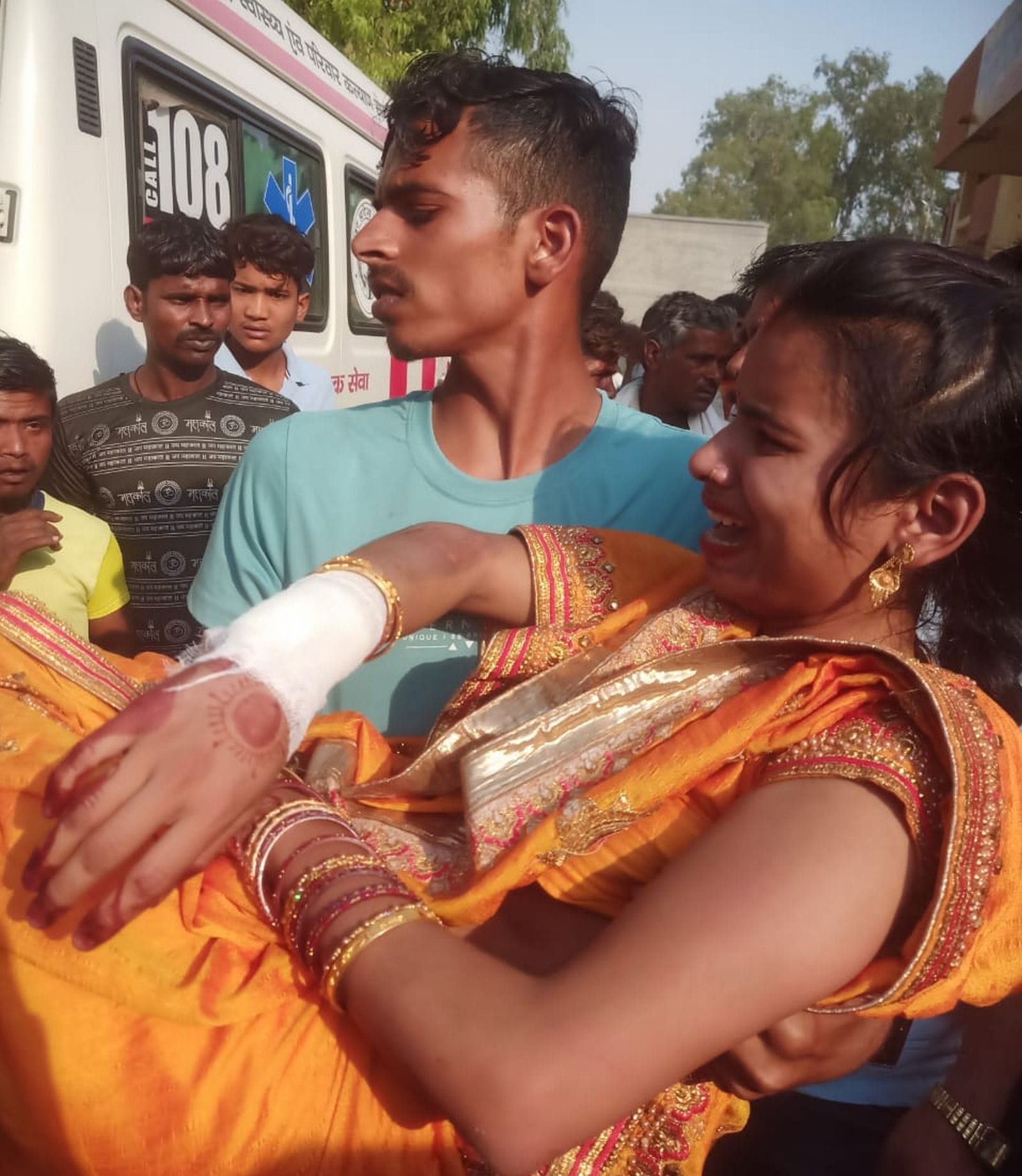 11बीडीएन64-दहगवां में दुर्घटना में क्षतिग्रस्त कार। संवाद