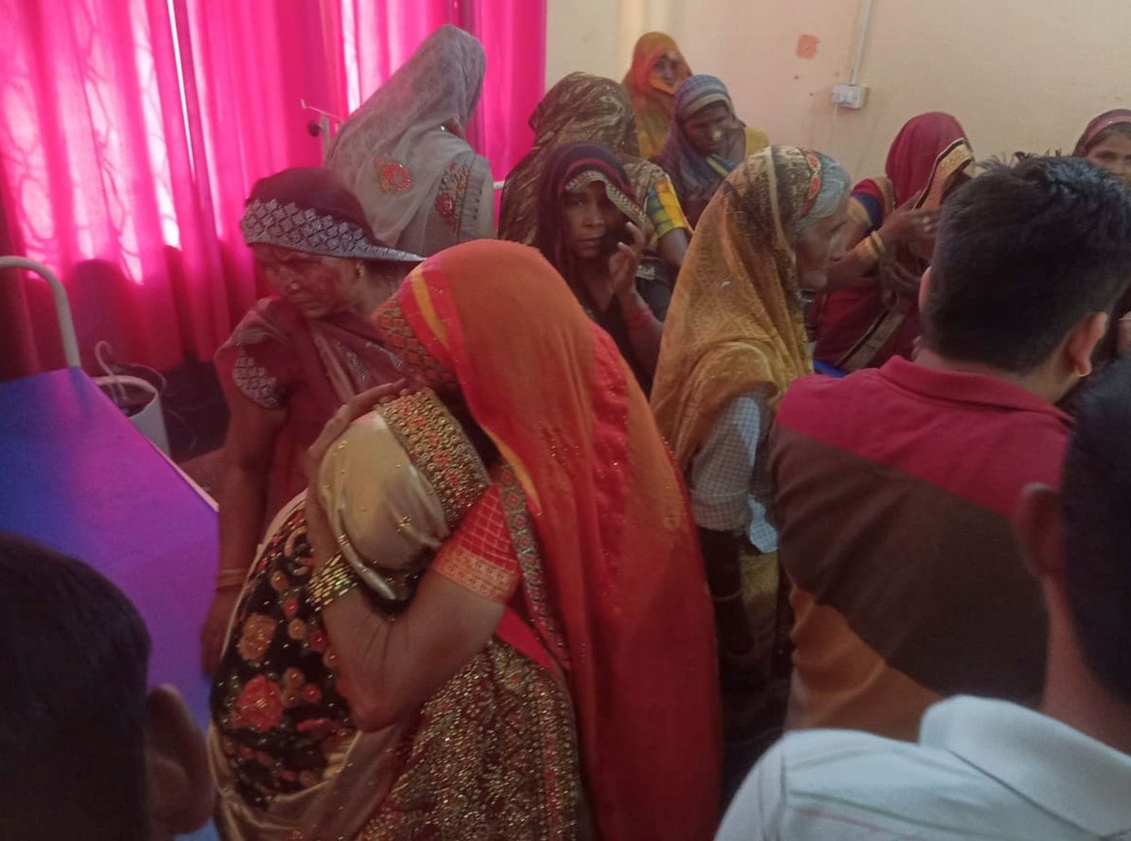 11बीडीएन64-दहगवां में दुर्घटना में क्षतिग्रस्त कार। संवाद