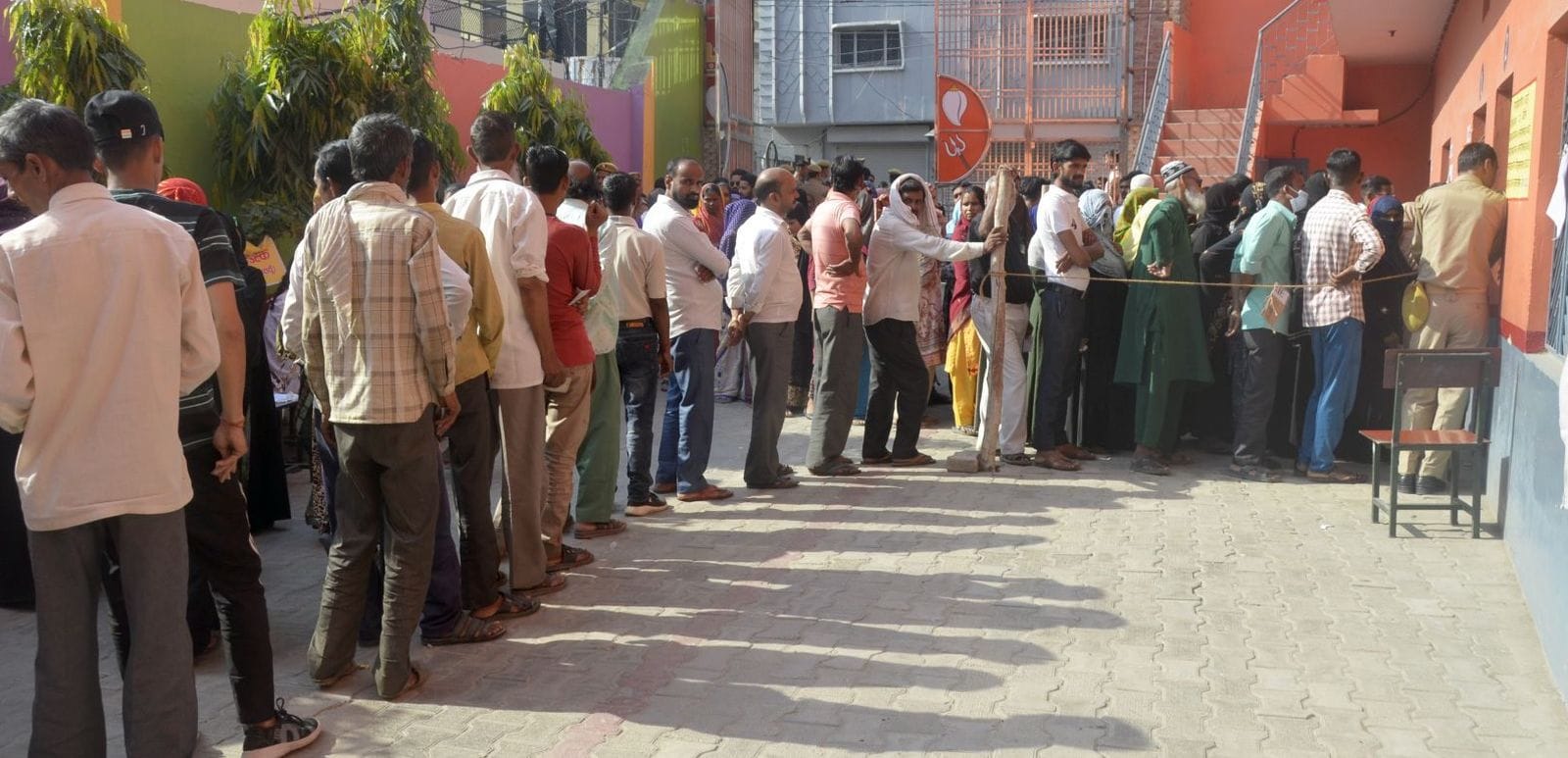 बिल्सी के मोहल्ला संख्या तीन प्राथमिक स्कूल पर मतदान के लिए लगी लाइन। संवाद