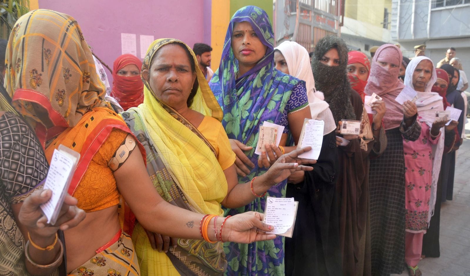 बिल्सी के मोहल्ला संख्या तीन प्राथमिक स्कूल पर मतदान के लिए लगी लाइन। संवाद