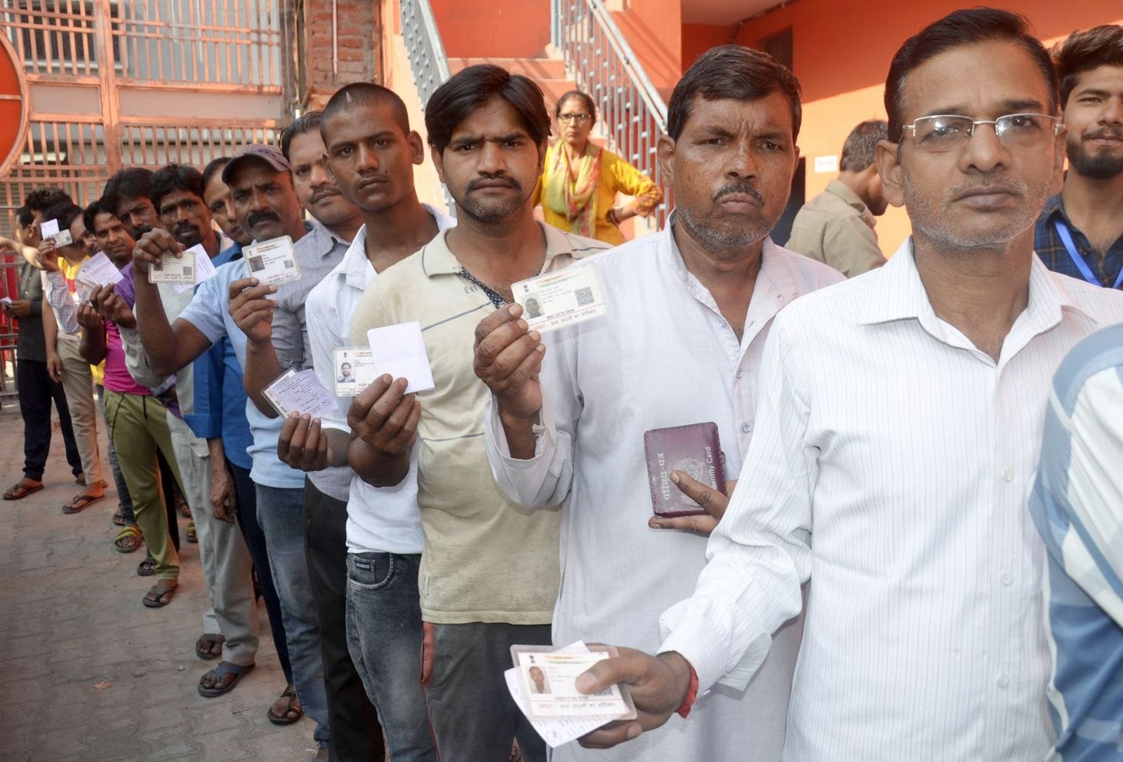 बिल्सी के मोहल्ला संख्या तीन प्राथमिक स्कूल पर मतदान के लिए लगी लाइन। संवाद