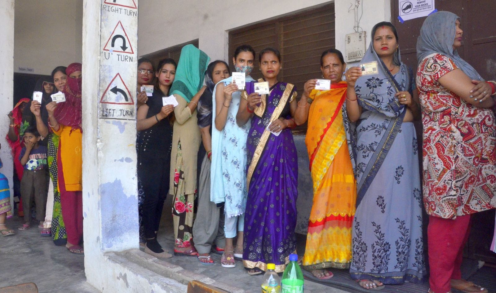 बिल्सी के मोहल्ला संख्या तीन प्राथमिक स्कूल पर मतदान के लिए लगी लाइन। संवाद