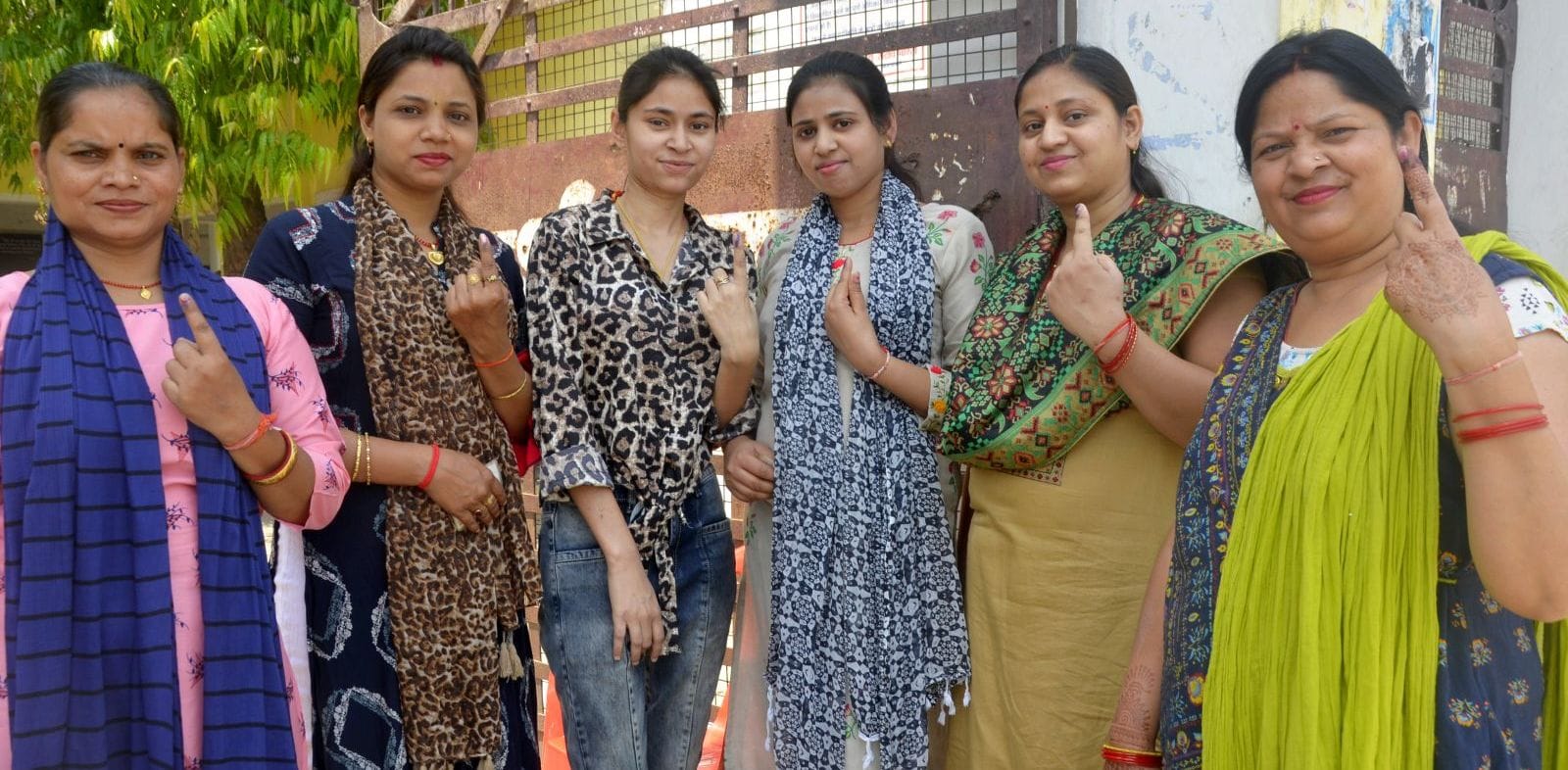 बिल्सी के मोहल्ला संख्या तीन प्राथमिक स्कूल पर मतदान के लिए लगी लाइन। संवाद