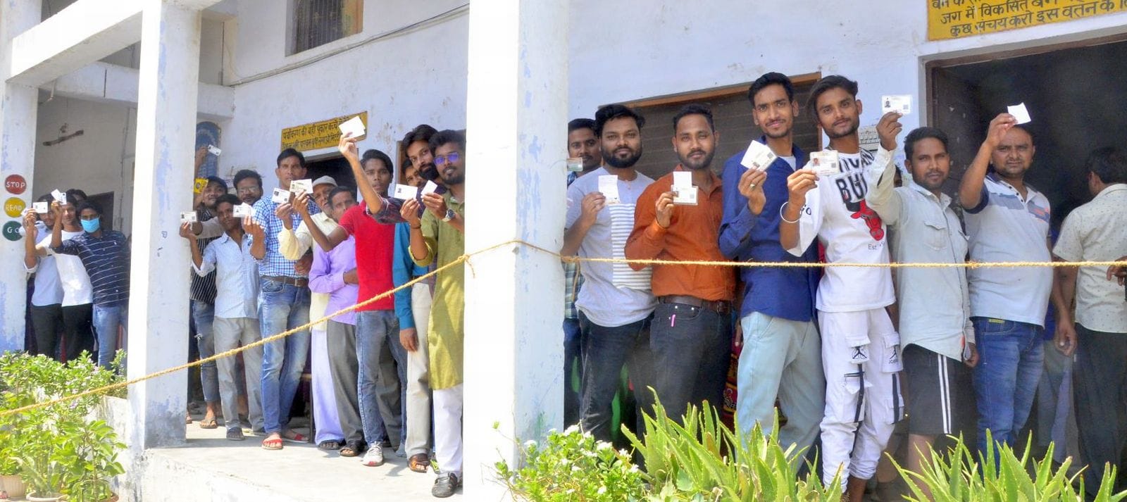 बिल्सी के मोहल्ला संख्या तीन प्राथमिक स्कूल पर मतदान के लिए लगी लाइन। संवाद