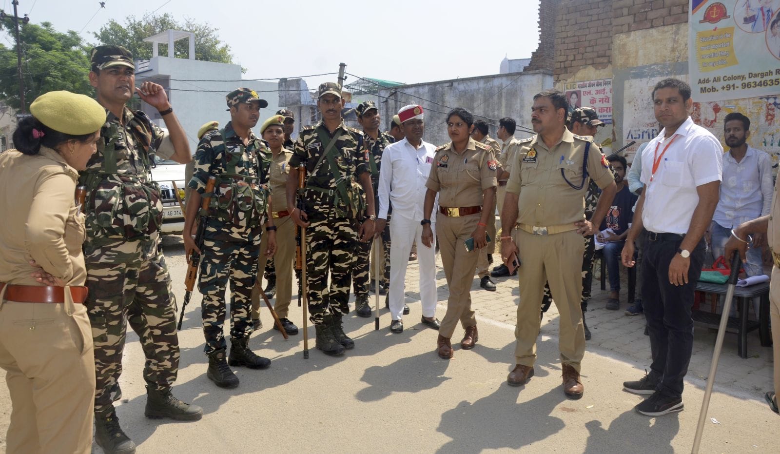 बिल्सी के मोहल्ला संख्या तीन प्राथमिक स्कूल पर मतदान के लिए लगी लाइन। संवाद