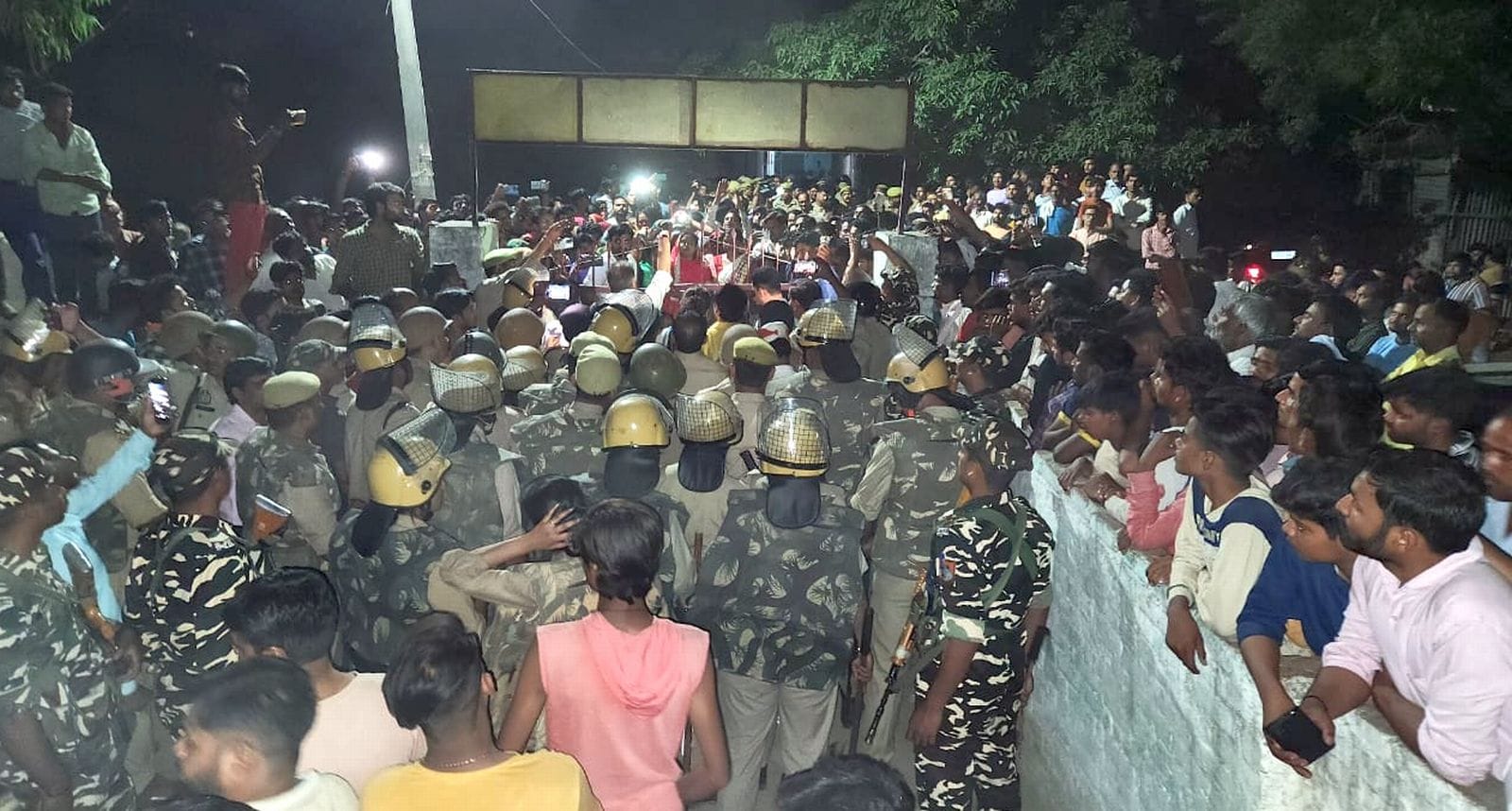 बिल्सी में भीड़ को खदेड़ती पुलिस। संवाद