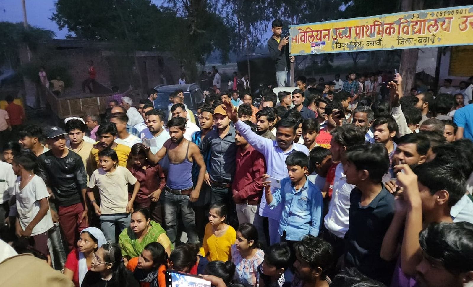 बिल्सी में भीड़ को खदेड़ती पुलिस। संवाद