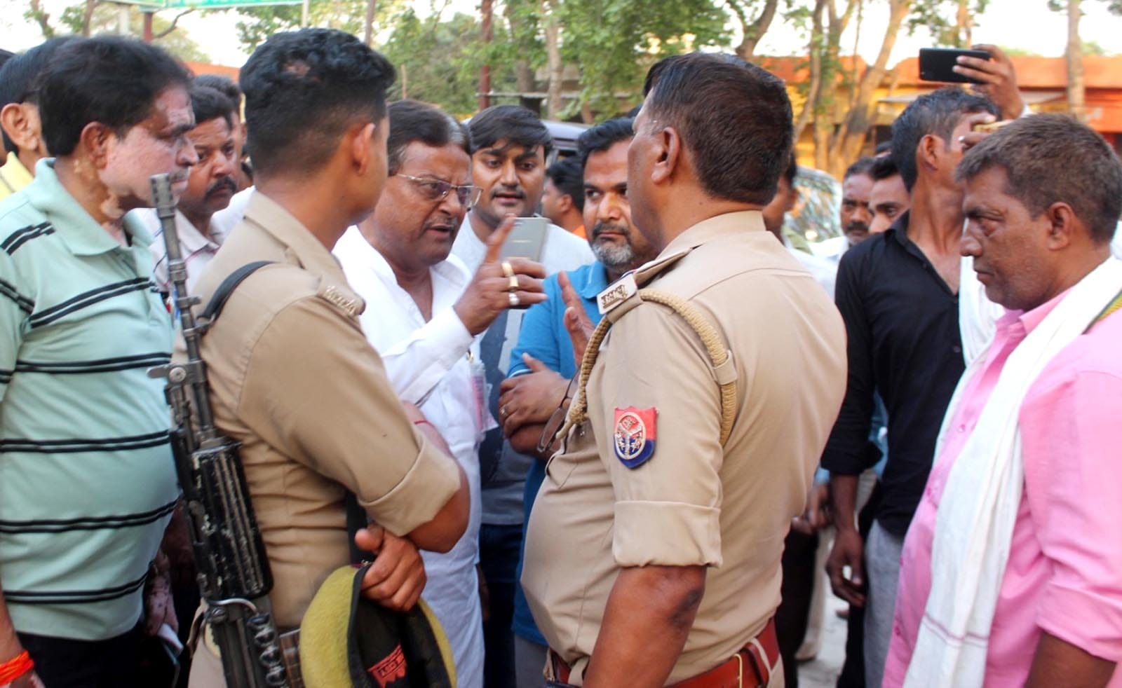 बिल्सी में भीड़ को खदेड़ती पुलिस। संवाद