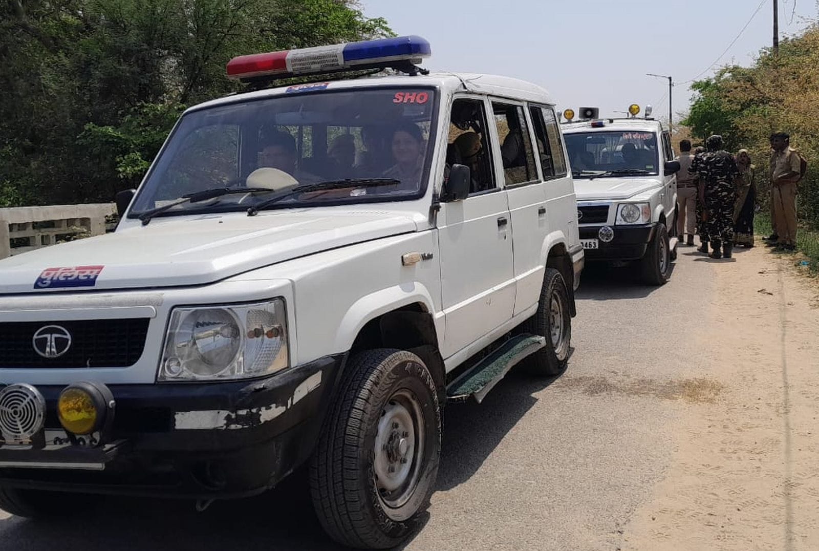 बिल्सी में भीड़ को खदेड़ती पुलिस। संवाद