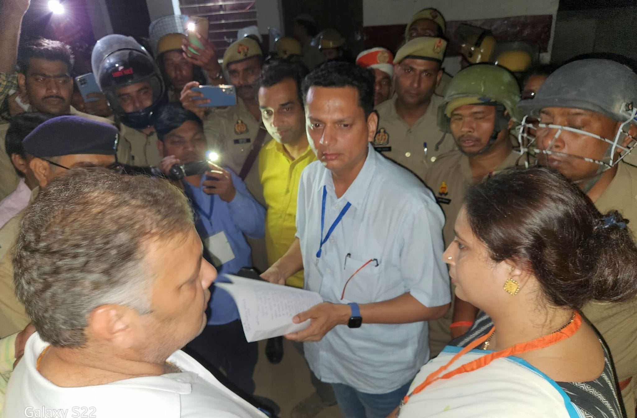 बिल्सी में भीड़ को खदेड़ती पुलिस। संवाद