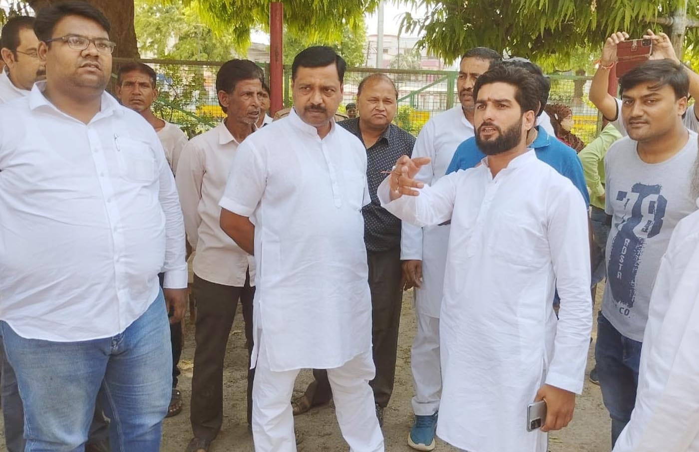 बिल्सी में भीड़ को खदेड़ती पुलिस। संवाद