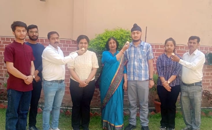 गिरिपार क्षेत्र के भजौन में टूटी वर्षाशालिका के बाहर सड़क किनारे बस का इंतजार करते मुसाफिर। गिरिपार क्षेत्र के भजौन में टूटी वर्षाशालिका के बाहर सड़क किनारे बस का इंतजार करते मुसाफिर।