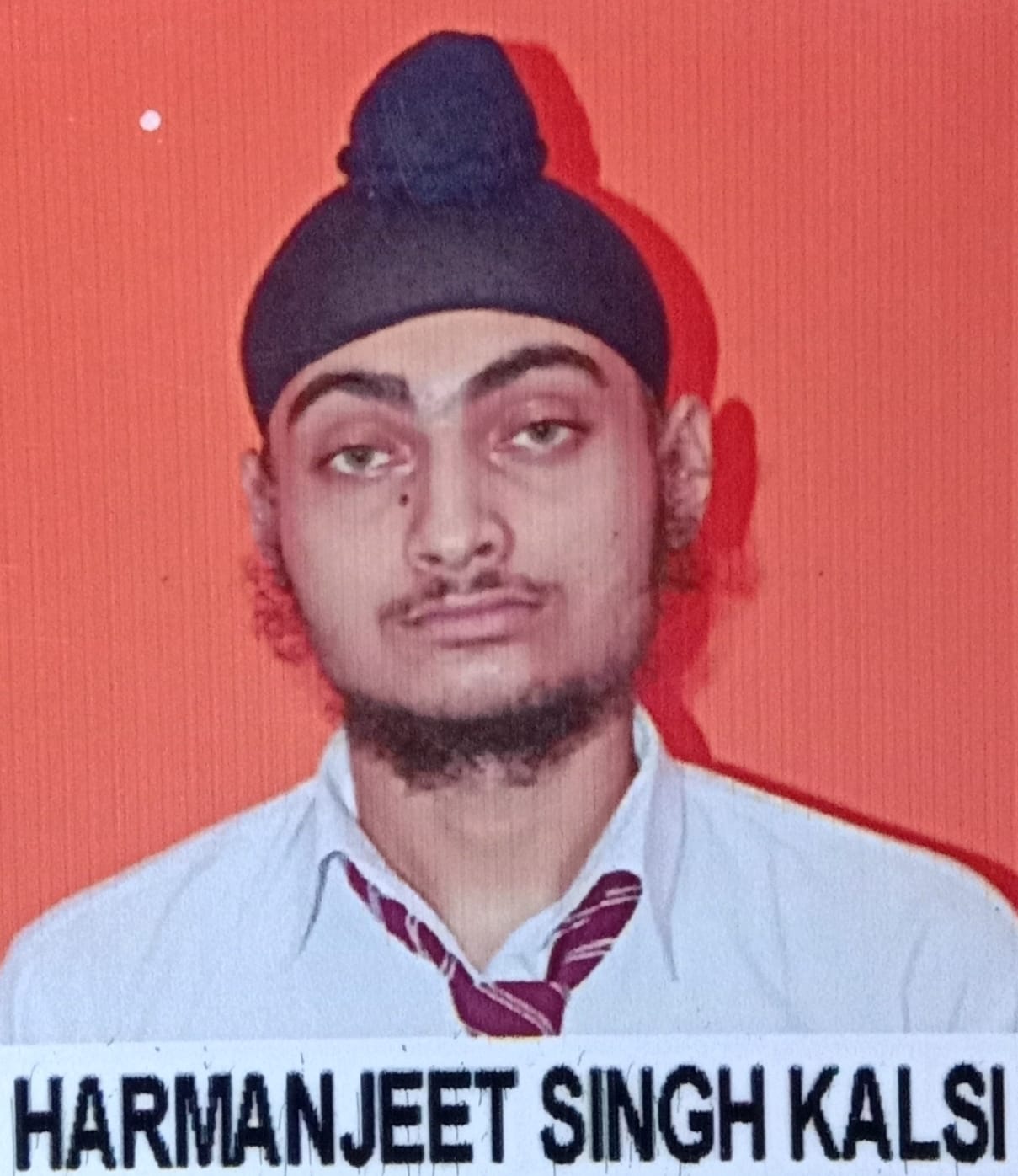 गिरिपार क्षेत्र के भजौन में टूटी वर्षाशालिका के बाहर सड़क किनारे बस का इंतजार करते मुसाफिर। गिरिपार क्षेत्र के भजौन में टूटी वर्षाशालिका के बाहर सड़क किनारे बस का इंतजार करते मुसाफिर।