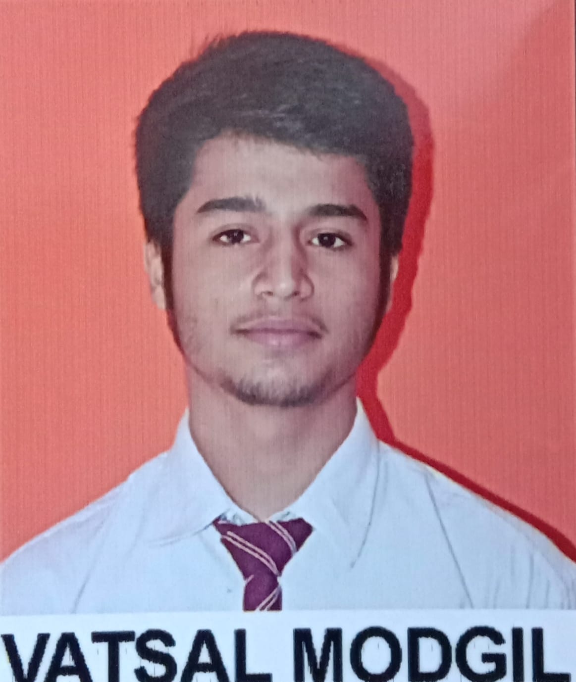 गिरिपार क्षेत्र के भजौन में टूटी वर्षाशालिका के बाहर सड़क किनारे बस का इंतजार करते मुसाफिर। गिरिपार क्षेत्र के भजौन में टूटी वर्षाशालिका के बाहर सड़क किनारे बस का इंतजार करते मुसाफिर।