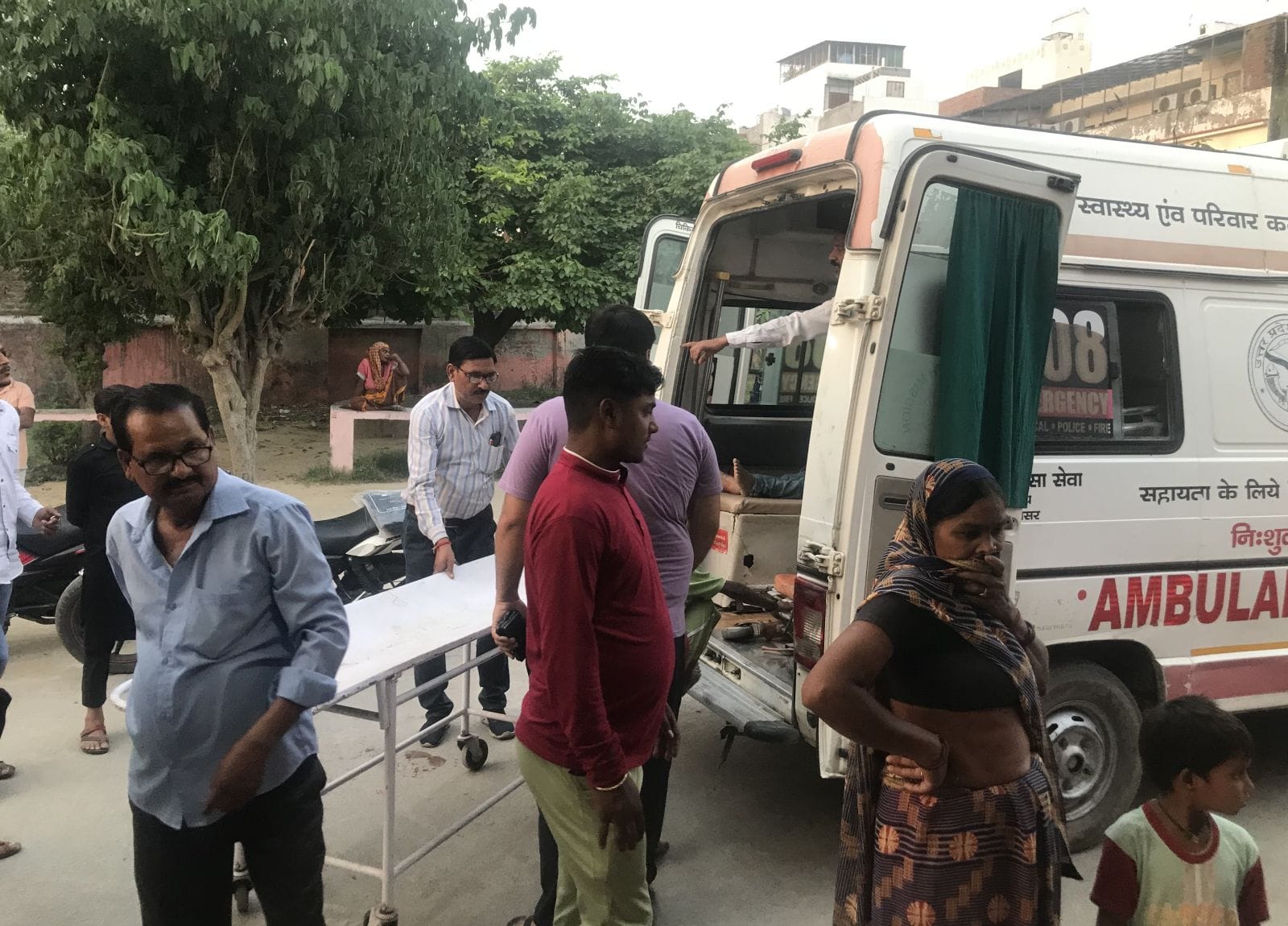 12बीडीएन25-सहसवान मौके पर पहुची पुलिस।संवाद