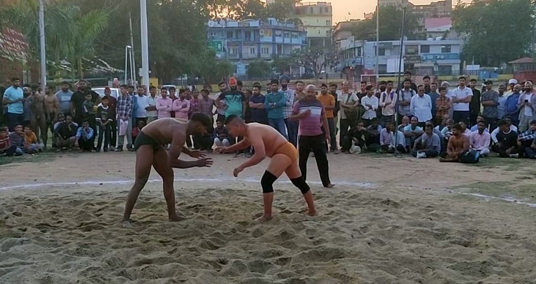ऐतिहासिक चौगान मैदान नाहन में आयोजित दंगल में दमखन दिखाते पहलवान। ऐतिहासिक चौगान मैदान नाहन में आयोजित दंगल में दमखन दिखाते पहलवान।