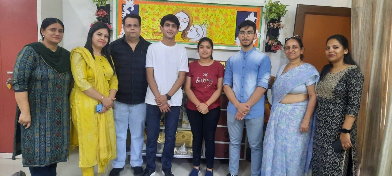 फोटो 21- लिटल एंजल्स स्कूल परीक्षा परिणाम के बाद खुशी व्यक्त करते विद्यार्थी। संवाद फोटो 21- लिटल एंजल्स स्कूल परीक्षा परिणाम के बाद खुशी व्यक्त करते विद्यार्थी। संवाद