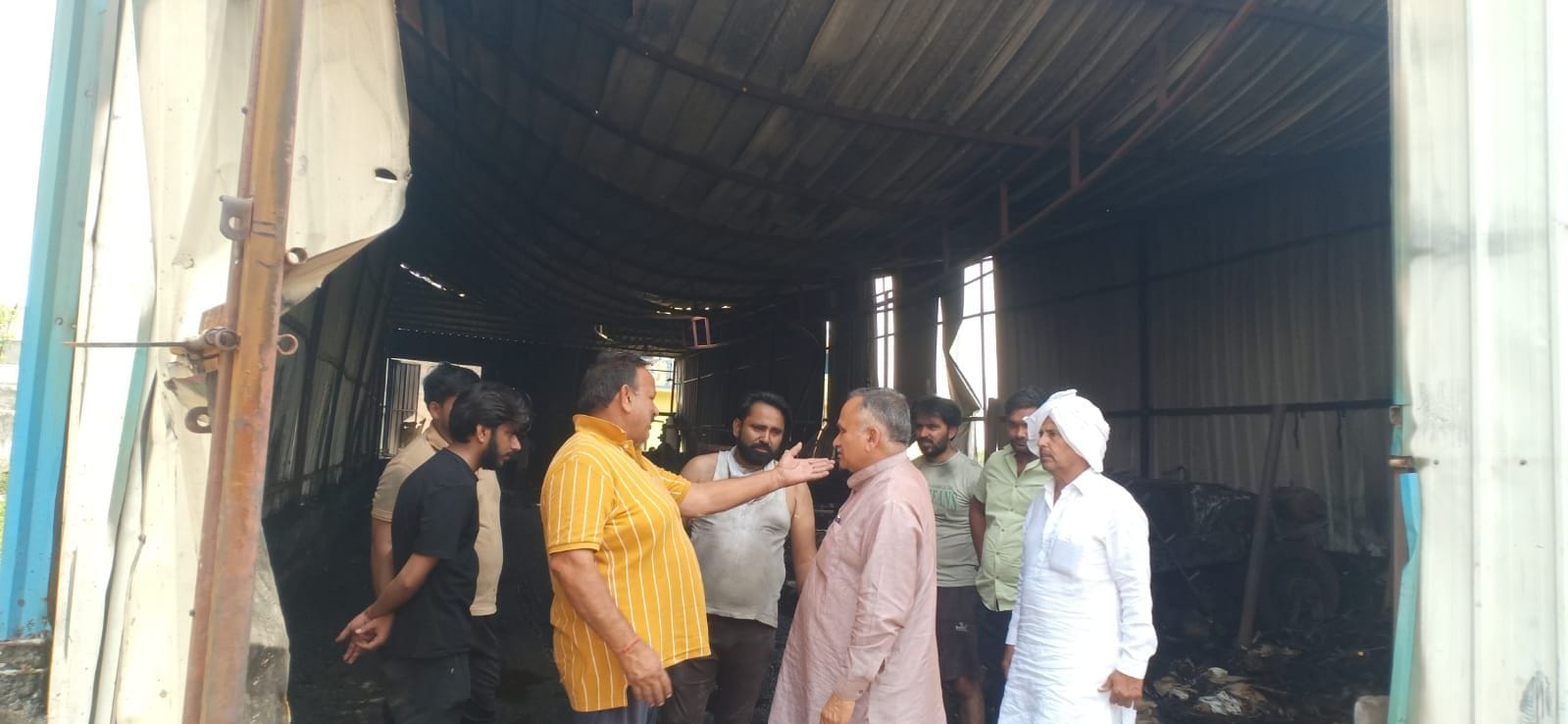 फोटो 38. फैक्टरी में आग लगने के बाद घटनास्थल पर लोगों से जानकारी लेते भाजपा नेता राजीव जैन। संव फोटो 38. फैक्टरी में आग लगने के बाद घटनास्थल पर लोगों से जानकारी लेते भाजपा नेता राजीव जैन। संव