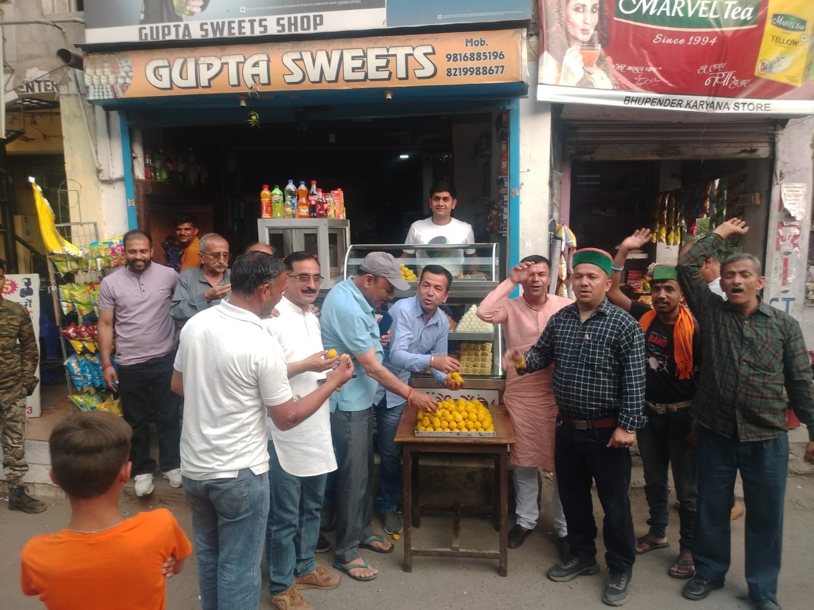 कर्नाटका में कांग्रेस की जीत पर नाहन के गुन्नूघाट में जश्न के दौरान लड्डू बांटते नेता व कार्यकर कर्नाटका में कांग्रेस की जीत पर नाहन के गुन्नूघाट में जश्न के दौरान लड्डू बांटते नेता व कार्यकर
