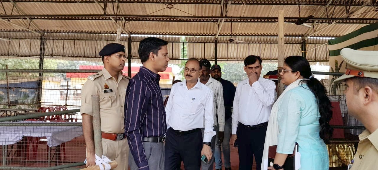 मंडी समित में मतगणना के लिए लगी मेजें मंडी समित में मतगणना के लिए लगी मेजें
