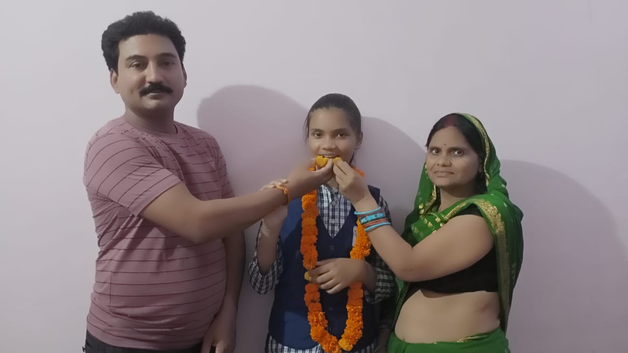 माता पिता के साथ खुशियां मनाते इंटरमीडिएट के जिला टॉपर देवांश शुक्ला माता पिता के साथ खुशियां मनाते इंटरमीडिएट के जिला टॉपर देवांश शुक्ला