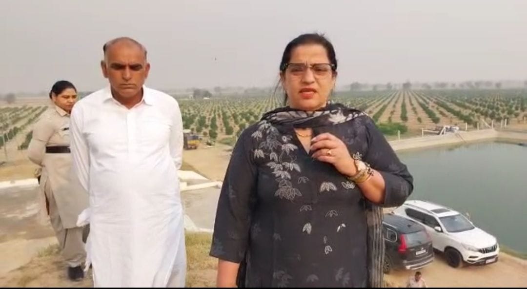 साहुवाला के पास धरने पर बैठे किसानों की घेराबंदी करते हुए पुलिस जवान । संवाद साहुवाला के पास धरने पर बैठे किसानों की घेराबंदी करते हुए पुलिस जवान । संवाद
