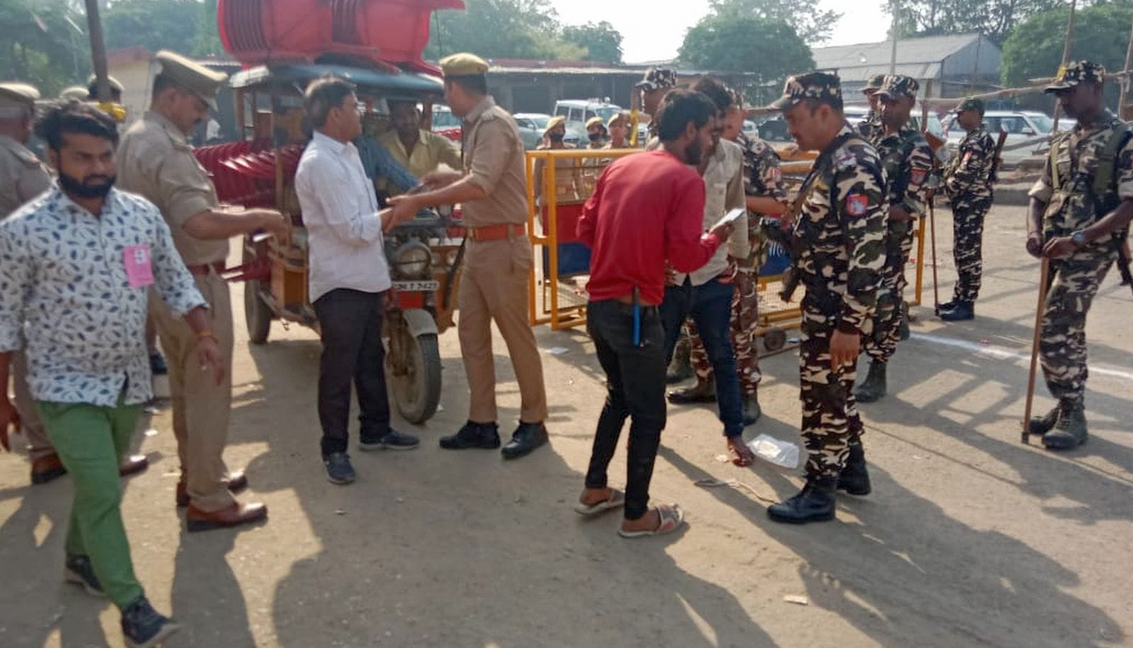 13बीडीएन42-मंडी समिति में मतगणना स्थल पर तैनात पुलिस बल। संवाद