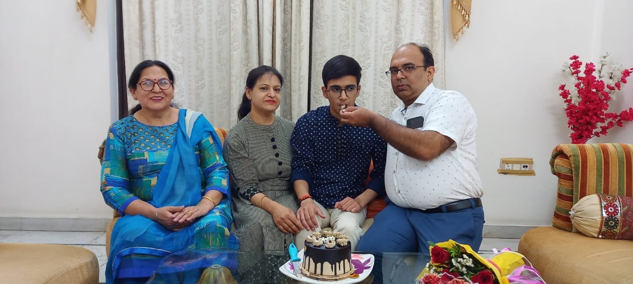 अमर उजाला की ओर से सीबीएसई बोर्ड इंटरमीडिएट का जिला टॉपर ऋतिक अनेजा परिवार के साथ काटते हुए अमर उजाला की ओर से सीबीएसई बोर्ड इंटरमीडिएट का जिला टॉपर ऋतिक अनेजा परिवार के साथ काटते हुए