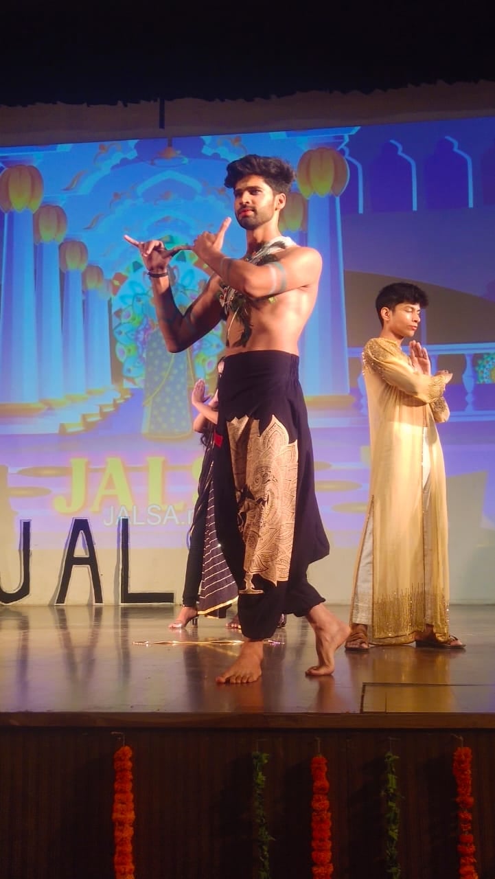 एबीईएस इंजीनियरिंग कॉलेज में सांस्कृतिक फेस्ट जनेरो में हिस्सा लेते छात्र एवं कलाकार। एबीईएस इंजीनियरिंग कॉलेज में सांस्कृतिक फेस्ट जनेरो में हिस्सा लेते छात्र एवं कलाकार।