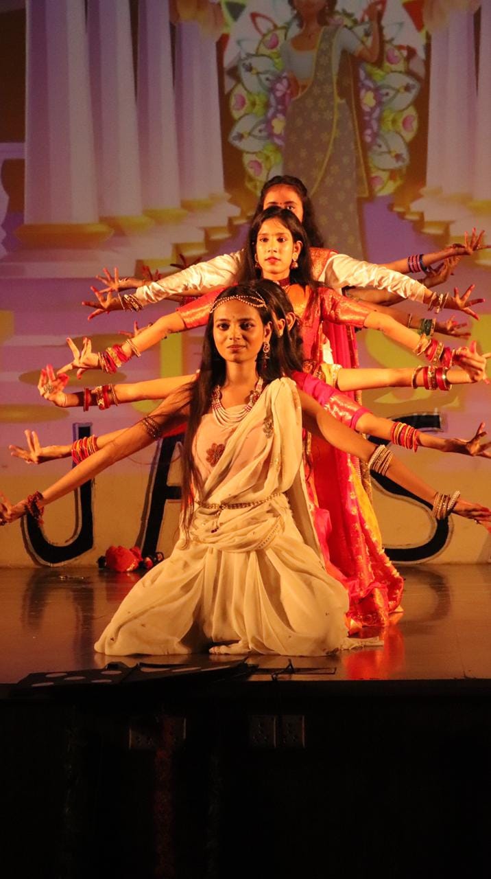 एबीईएस इंजीनियरिंग कॉलेज में सांस्कृतिक फेस्ट जनेरो में हिस्सा लेते छात्र एवं कलाकार। एबीईएस इंजीनियरिंग कॉलेज में सांस्कृतिक फेस्ट जनेरो में हिस्सा लेते छात्र एवं कलाकार।