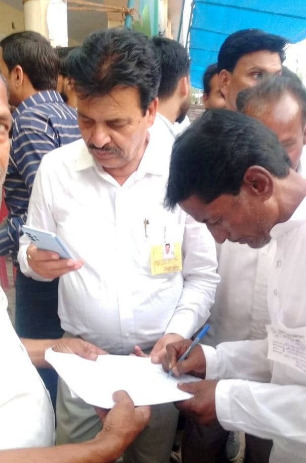 खुटार के नव निर्वाचित नगर पंचायत अध्यक्ष को प्रमाणपत्र देते आरओ। संवाद