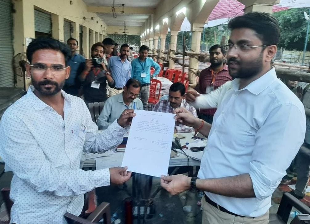 खुटार के नव निर्वाचित नगर पंचायत अध्यक्ष को प्रमाणपत्र देते आरओ। संवाद