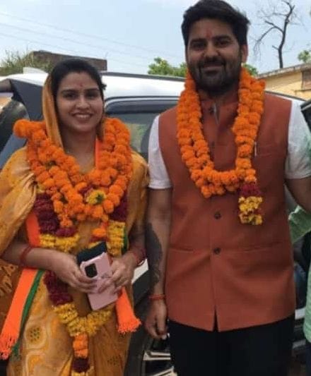 खुटार के नव निर्वाचित नगर पंचायत अध्यक्ष को प्रमाणपत्र देते आरओ। संवाद