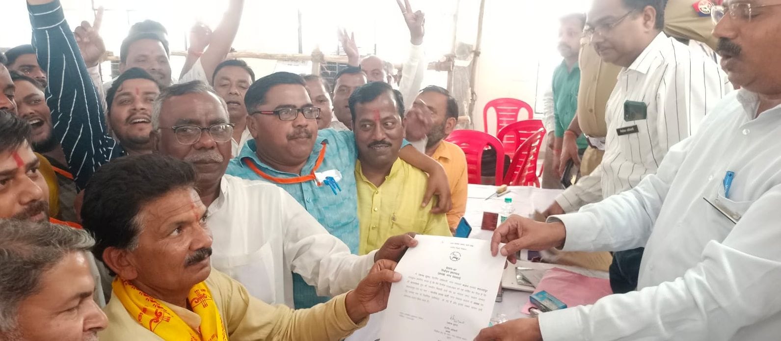 खुटार के नव निर्वाचित नगर पंचायत अध्यक्ष को प्रमाणपत्र देते आरओ। संवाद
