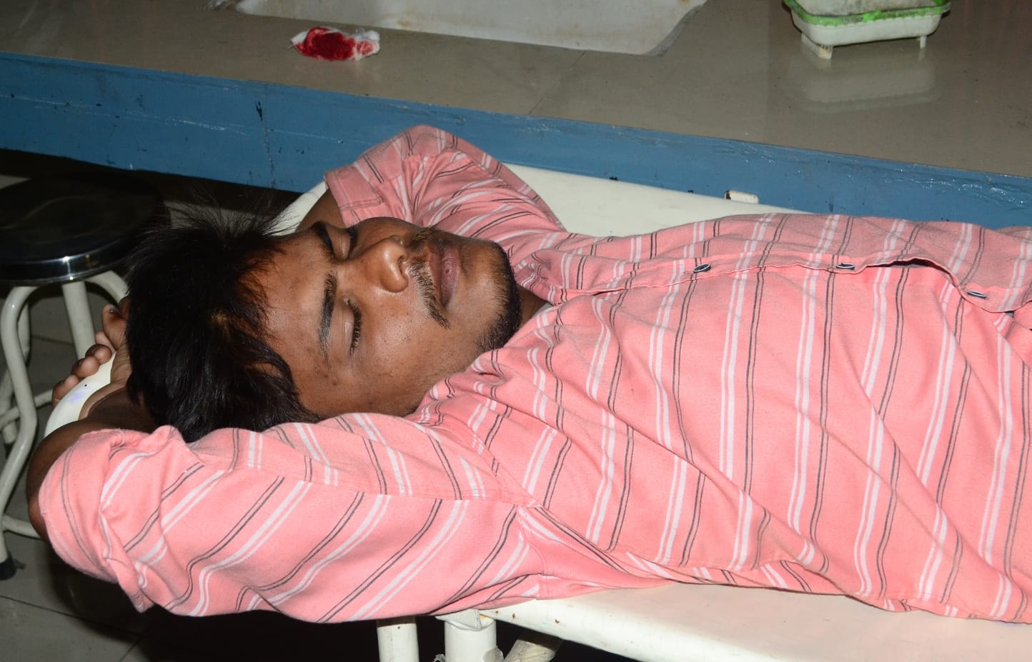 शामली सीएचसी में कैराना रोड पर पुलिस मुठभेड में घायल बदमाश शामली सीएचसी में कैराना रोड पर पुलिस मुठभेड में घायल बदमाश