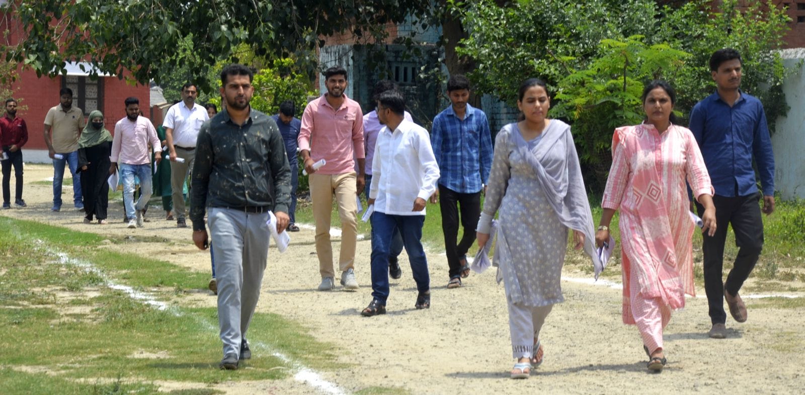 गिंदो देवी महिला डिग्री कॉलेज परीक्षा केंद्र पर चस्पा लिस्ट में अपना कक्ष देखते परिक्षार्थी।संव