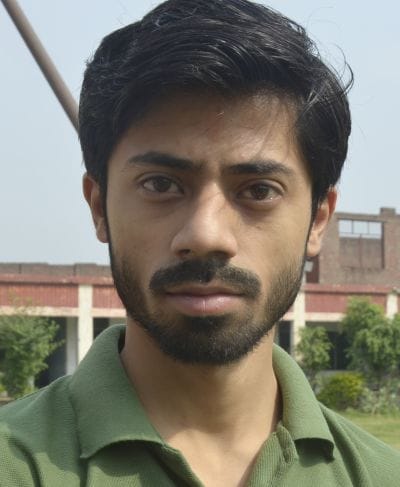 गिंदो देवी महिला डिग्री कॉलेज परीक्षा केंद्र पर चस्पा लिस्ट में अपना कक्ष देखते परिक्षार्थी।संव