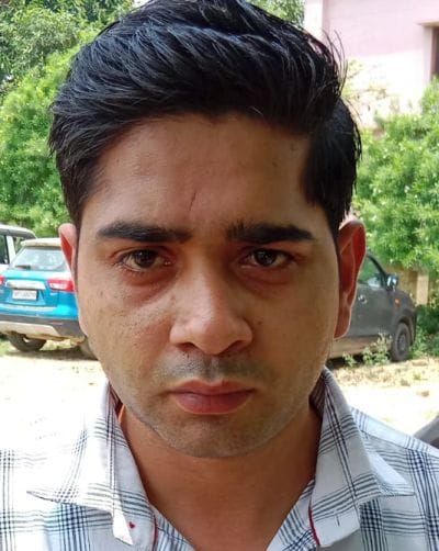 गिंदो देवी महिला डिग्री कॉलेज परीक्षा केंद्र पर चस्पा लिस्ट में अपना कक्ष देखते परिक्षार्थी।संव