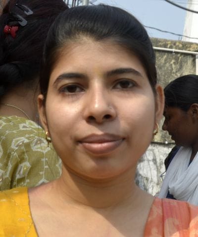 गिंदो देवी महिला डिग्री कॉलेज परीक्षा केंद्र पर चस्पा लिस्ट में अपना कक्ष देखते परिक्षार्थी।संव