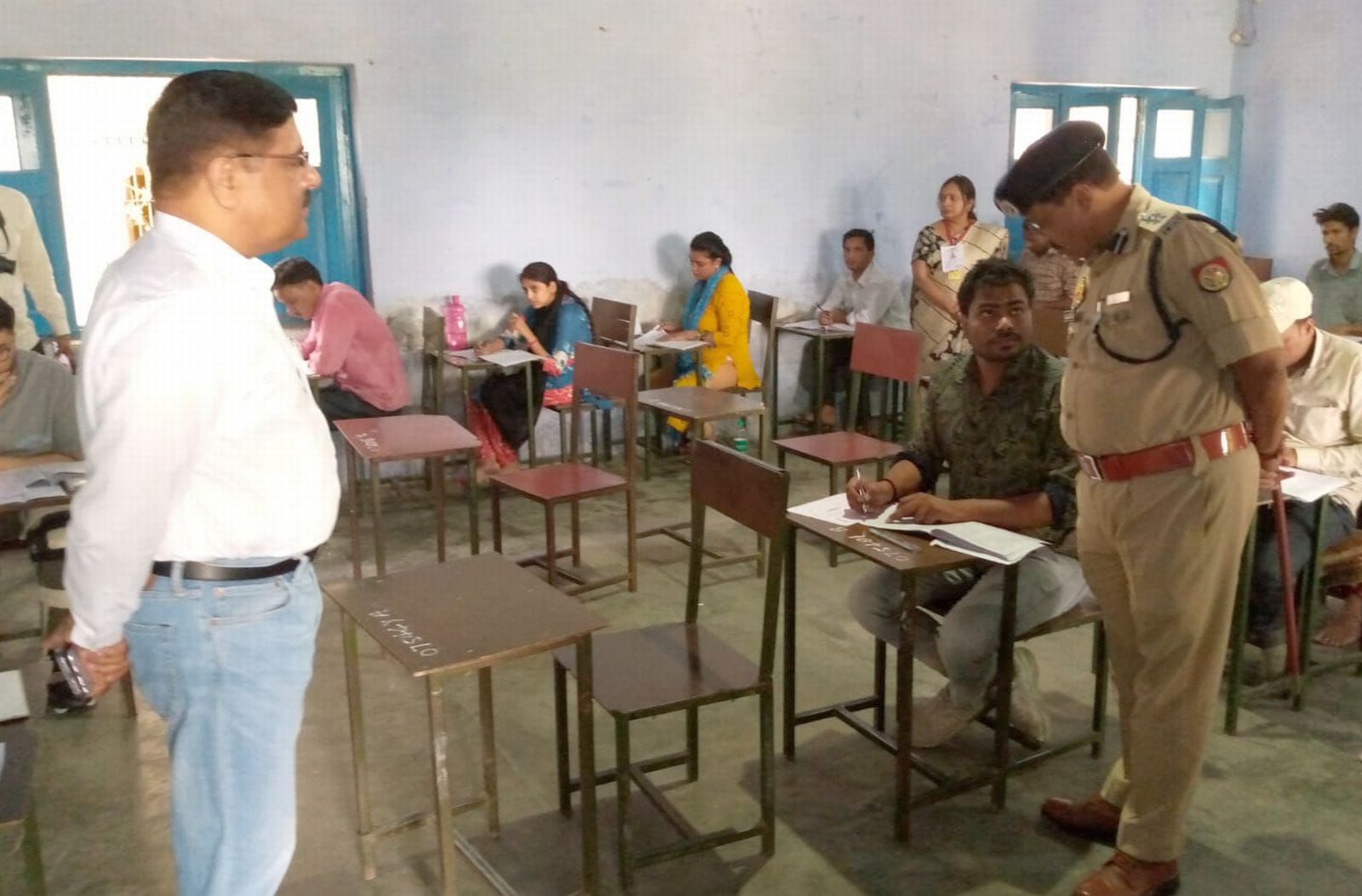 गिंदो देवी महिला डिग्री कॉलेज परीक्षा केंद्र पर चस्पा लिस्ट में अपना कक्ष देखते परिक्षार्थी।संव