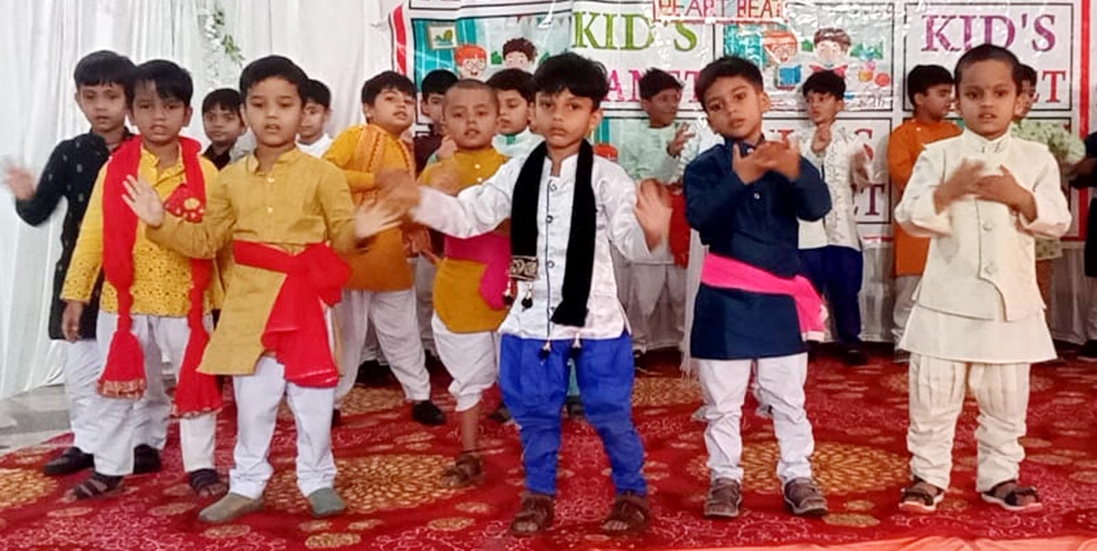 मदर्स पब्लिक स्कूल में मदर्स डे पर माताओं से कराया गया पुस्तकों का वितरण। संवाद