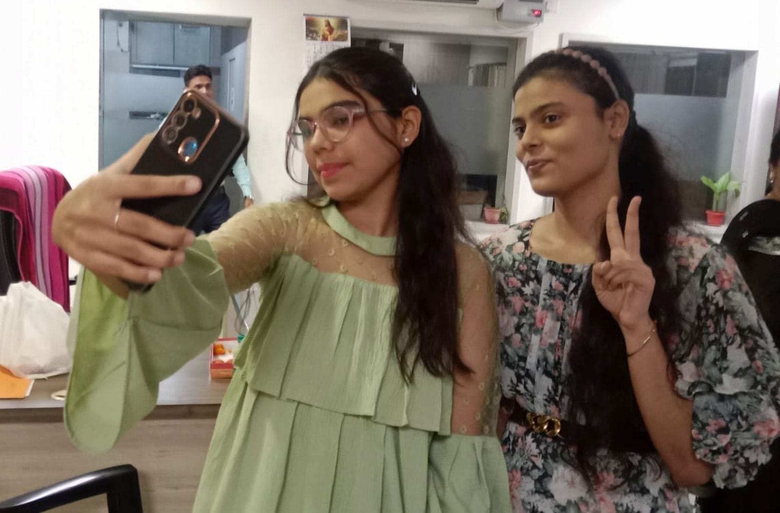 रिजल्ट आने के बाद में खुशी मानते मेधावी। संवाद
