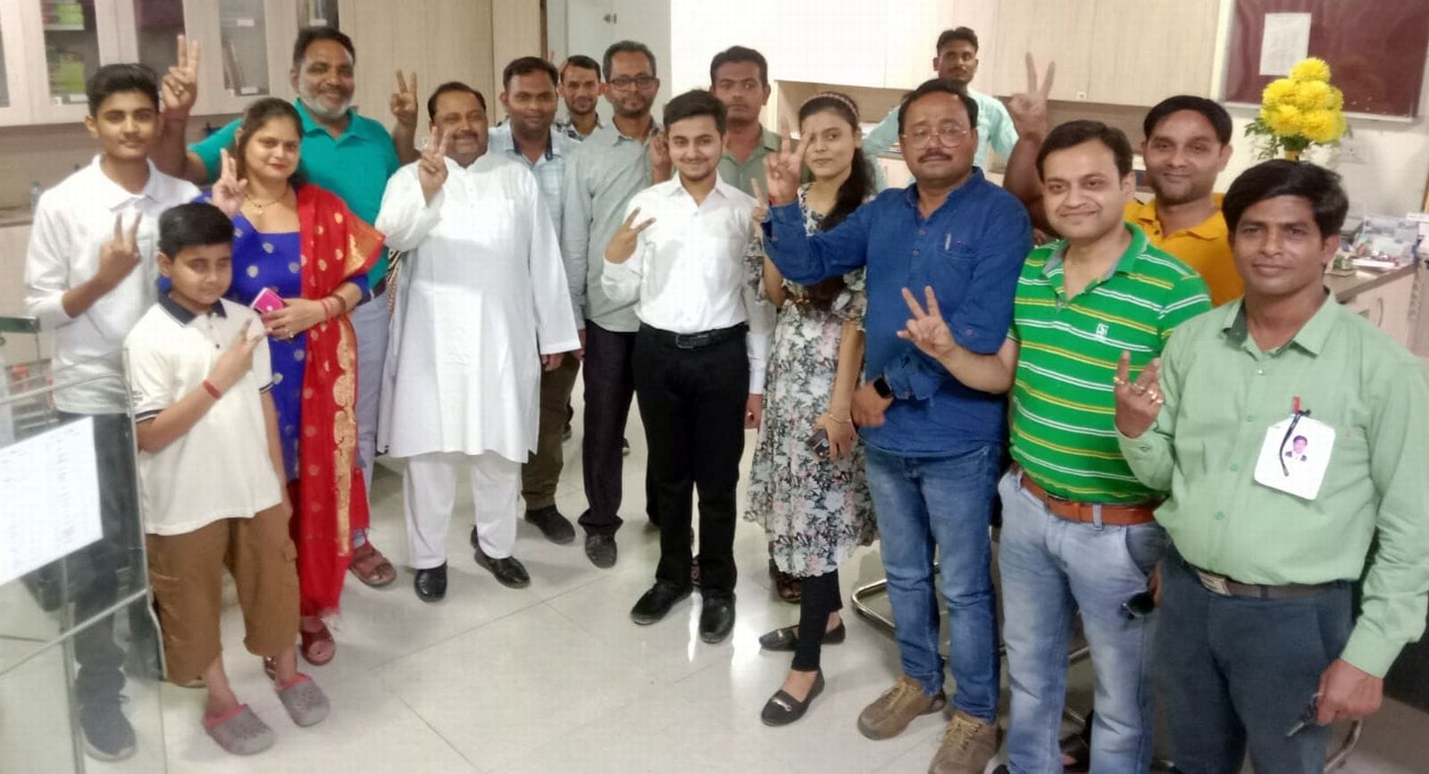 रिजल्ट आने के बाद में खुशी मानते मेधावी। संवाद